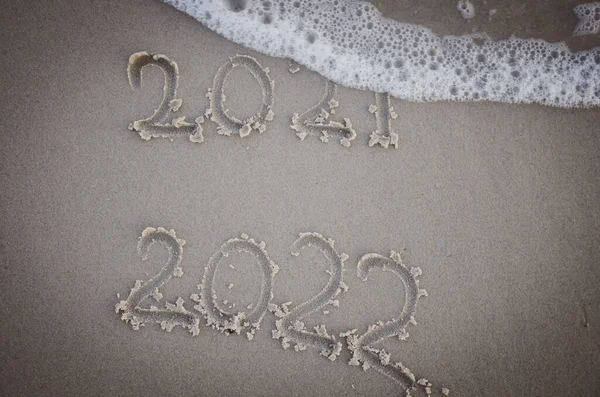 Golf Spoelt Inscriptie Het Zand Weg 2021 2022 Overblijfselen Nieuwjaarsconcept — Stockfoto