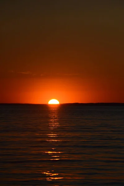 Светлый Закат Над Озером Солнечный Путь Спокойной Воде Красно Оранжевый — стоковое фото