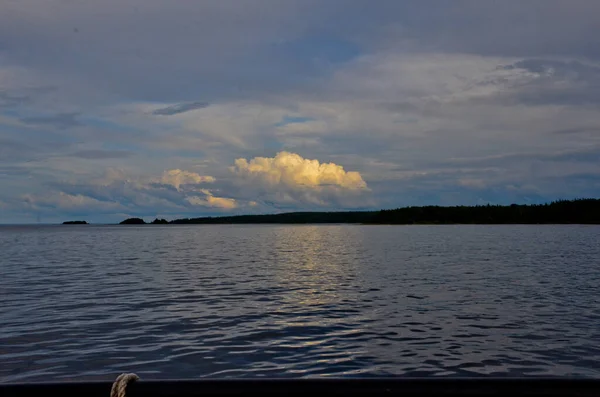 Хмарне Небо Сутінках Над Озером Тонка Смуга Острова Горизонті — стокове фото