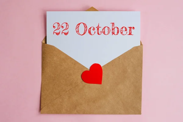 Φάκελος Kraft Λευκό Φύλλο Χαρτιού Και Ημερομηνία Οκτωβρίου Κόκκινη Καρδιά — Φωτογραφία Αρχείου