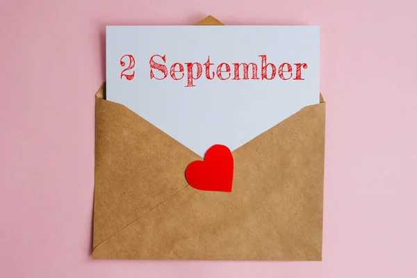 Φάκελος Kraft Λευκό Φύλλο Χαρτιού Και Ημερομηνία Σεπτεμβρίου Κόκκινη Καρδιά — Φωτογραφία Αρχείου