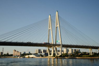 Modern yol Vantovyi köprüsü nehrin karşısında. Yaz yolculuğu konsepti