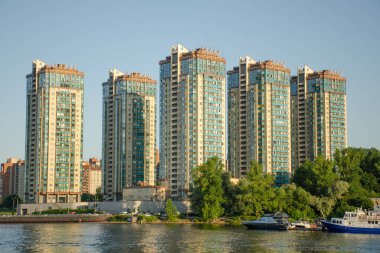 Güneşli bir yaz gününde, St. Petersburg Neva kıyısında yeni bir yerleşim yeri.