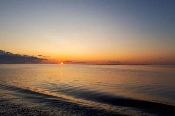 Piękny Zachód Słońca Nad Jeziorem Letni Wieczór Fale Wodne Koncepcja — Zdjęcie stockowe