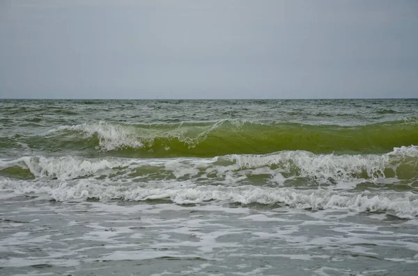 Deniz kıyısında dönen küçük dalgalar, yaz bulutlu bir gün, tatil konsepti