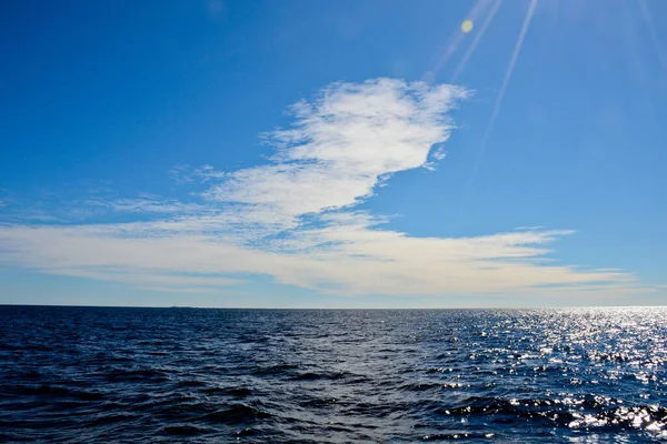 Blått Glittrande Vatten Ladogasjön Små Vågor Blå Himmel Med Ett — Stockfoto