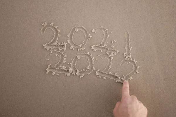 Hand Van Een Man Het Zand Schrijft Inscriptie 2022 Het — Stockfoto