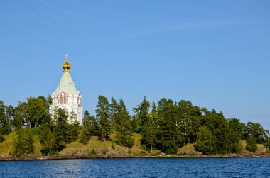 Valaam Ortodoks Dönüşüm Manastırı Aziz Nicholas Manastırı. Rus tarzında altın kubbeli güzel, beyaz bir kilise mimar Gornostaev tarafından inşa edildi..