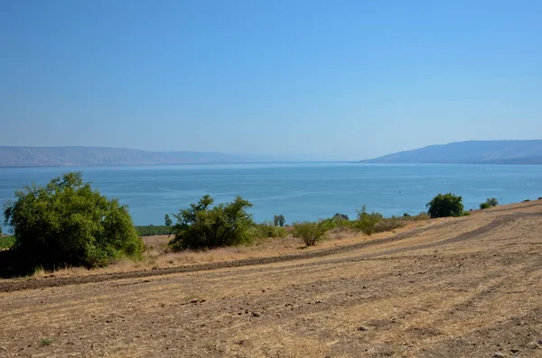 Celile Denizi 'nin manzarası - Celile Denizi. Tarımsal alanlardan geçen yol