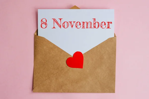 Φάκελος Κραφτ Λευκό Χαρτί Και Ημερομηνία Νοεμβρίου Κόκκινη Καρδιά Επίπεδη — Φωτογραφία Αρχείου