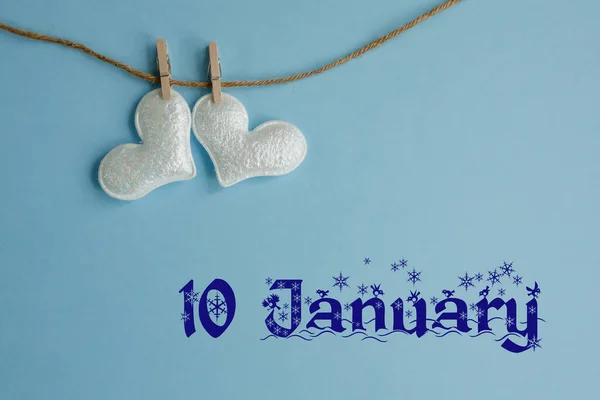 1月10日的纪念日 背景蓝色 心白皙 头戴衣针 平躺在地上 假日日历概念 — 图库照片