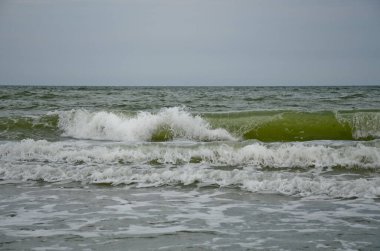 Yaz bulutlu bir günde dalgalı beyaz köpük, tatil konsepti