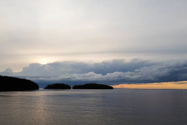 Grandes Nuvens Dramáticas Sobre Lago Durante Pôr Sol Laranja Silhuetas — Fotografia de Stock