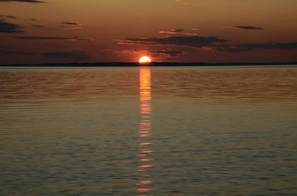 Een Helder Zonnig Pad Het Meer Een Prachtige Zonsondergang Ondergaande — Stockfoto