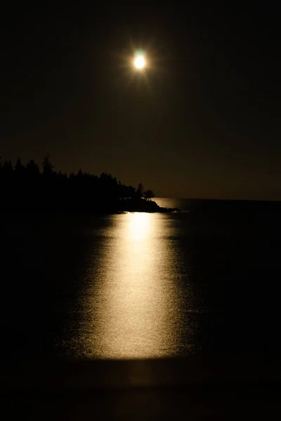 Camino Luna Una Noche Negra Agua Tranquila Del Lago Ladoga —  Fotos de Stock