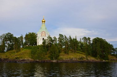 Bulutlu bir günde Karelia 'daki Valaam Ortodoks Dönüşüm Manastırı Aziz Nicholas Manastırı.