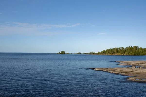 Lugnt Vatten Ladogasjön Med Stenstrand Och Klarblå Himmel Horisontellt Foto — Stockfoto