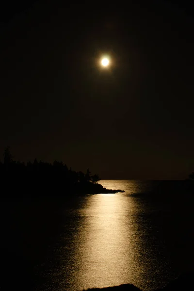 Camino Lunar Noche Negra Aguas Tranquilas Entre Las Rocas Foto —  Fotos de Stock