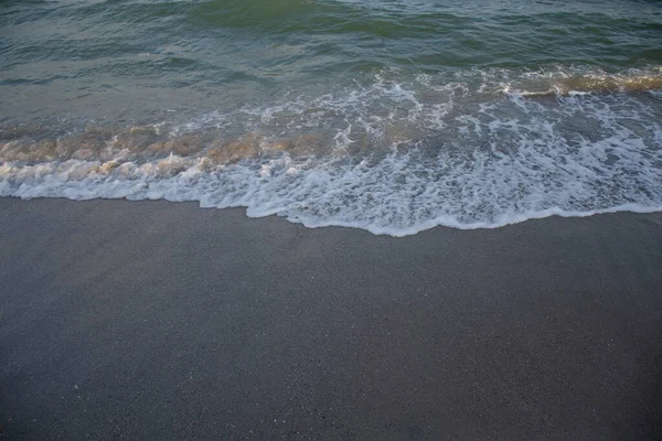 Морская Волна Течет Песчаному Пляжу Белая Пена Волны Против Заката — стоковое фото
