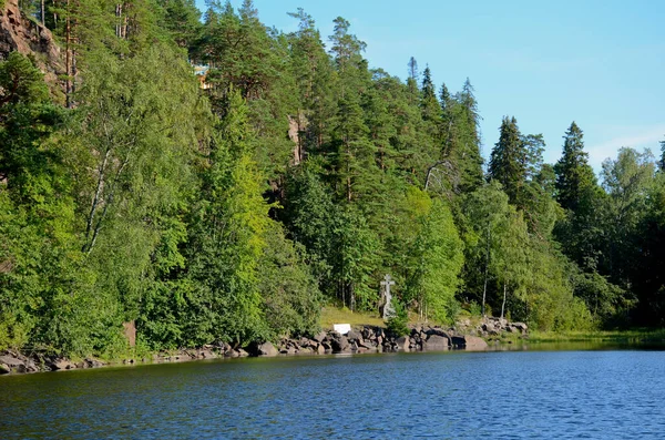 Granitkreuz Grünen Wald Ufer Eines Ruhigen Sees Einem Sonnigen Sommertag — Stockfoto