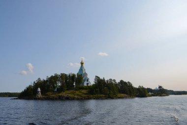 Valaam adasında Nikolsky skeci Ladoga Gölü 'nden görüldüğü gibi, yatay fotoğraf. Hac ve tatil kavramı