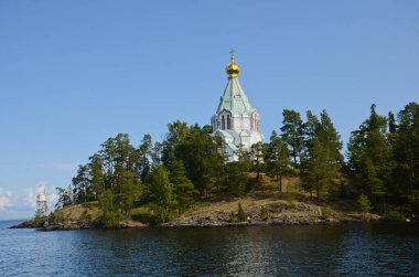 Valaam adasındaki Nikolsky skeci Ladoga gölünden görüldü. Hac ve tatil konsepti, yatay fotoğraf