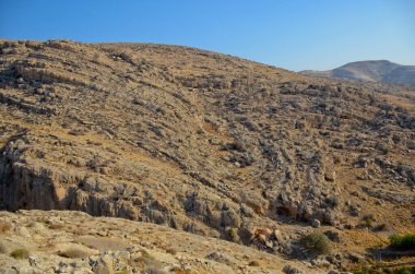 Wadi Kelt ya da Nahal Prat, İsrail 'in Yahudi Çölü' nde. Açık bir günde doğa rezervi, mavi gökyüzü. Seçici odak.