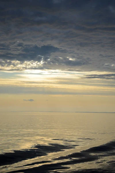 Вертикальне Фото Північного Озера Хмарне Небо Заході Сонця Спокійна Природа — стокове фото