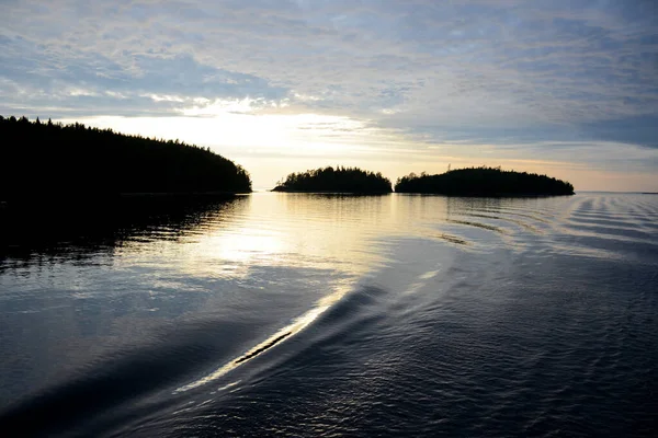 Coucher Soleil Ciel Nuageux Sur Lac Silhouettes Îles Avec Forêt — Photo