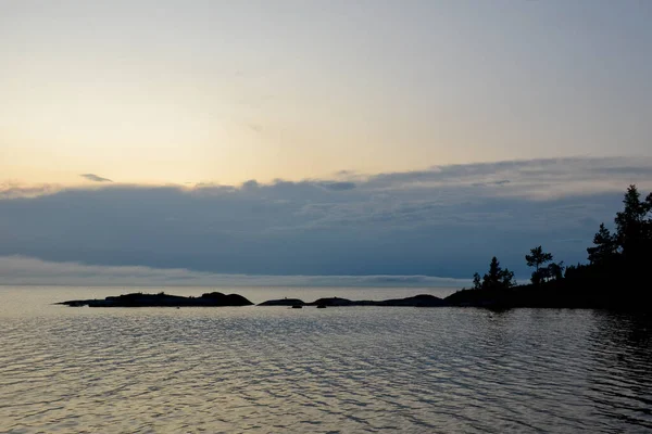 호수의 어두운 구름이 있습니다 호수와 섬들을 수평선에 은물결처럼 보인다 — 스톡 사진