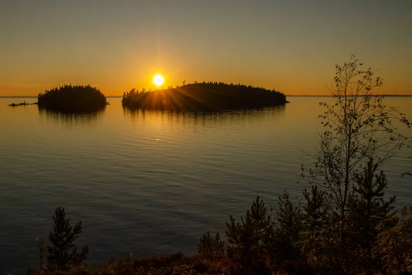 Coucher Soleil Derrière Une Île Dans Lac Photo Horizontale Nature — Photo