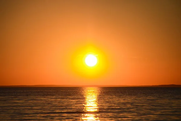 Puesta Sol Brillante Sobre Lago Ruta Solar Aguas Oscuras Atardecer —  Fotos de Stock