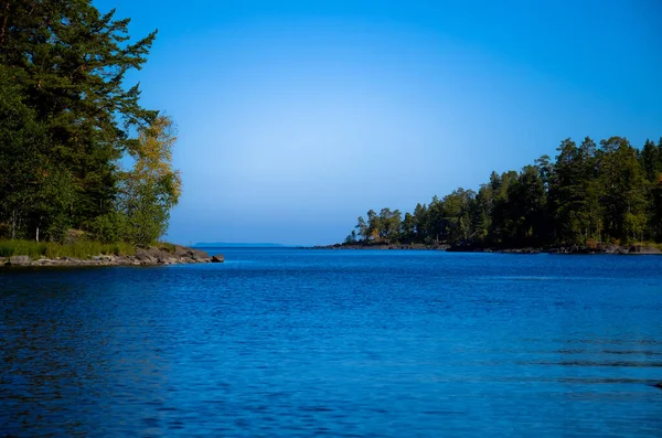 Sinia Shallow River Flows Large Lake Blue Clear Sky Banks — Stock Photo, Image