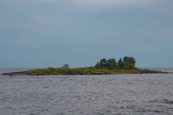 Isla Piedra Lago Norte Día Nublado Cielo Gris Agua Oscura —  Fotos de Stock