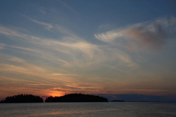 Прекрасний Захід Сонця Озері Островах Сонце Сховалося Островами Вкритими Лісом — стокове фото