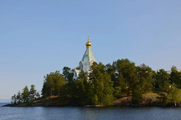 Açık bir günde, Ladoga Gölü 'ndeki Valaam Manastırı' nda Aziz Niklas 'ın çizimi. Karelia 'da güzel bir doğanın yatay fotoğrafı..