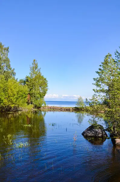 Beau Paysage Lac Ladoga Avec Des Nuages Blancs Ciel Bleu — Photo