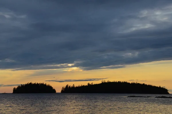 Товсті Сірі Хмари Заході Сонця Над Озером Островами Воді — стокове фото