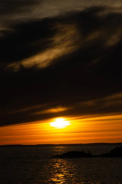 Coucher Soleil Sur Lac Ladoga Ciel Nuageux Sentier Ensoleillé Sur — Photo