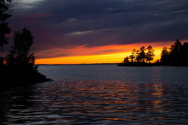 Puesta Sol Soleada Nubes Sobre Lago Ladoga Fotografía Horizontal Hermosa — Foto de Stock