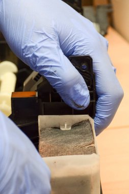 Mürekkep püskürtme yazıcısı tamiri. İşyeri mühendisi aygıtı tamir eder