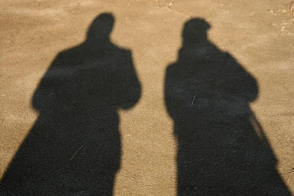 Schatten Von Menschen Auf Dem Boden Verliebtes Paar Spaziert Sonnigem — Stockfoto