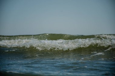 Beyaz köpüklü deniz dalgaları. Yaz deniz manzarası