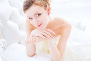 güzel gelin sandalyede bekliyor.