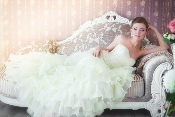 Bela noiva esperando na cadeira . — Fotografia de Stock