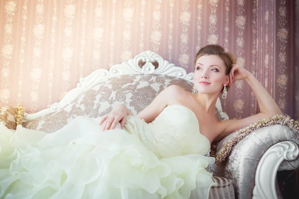 Beautiful bride waiting on the chair. — Stock Photo, Image