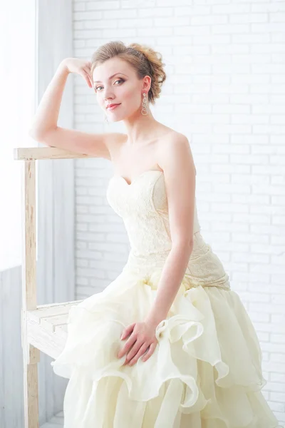 Noiva em vestido de noiva é sobre as escadas no interior . — Fotografia de Stock