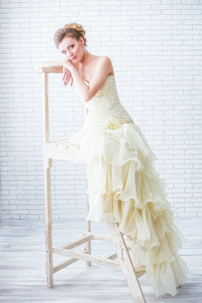 Bride in wedding dress is about the stairs in the interior. — Stock Photo, Image