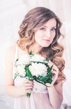 Çiçekler beyaz yatakta yatıyordu güzel kız.