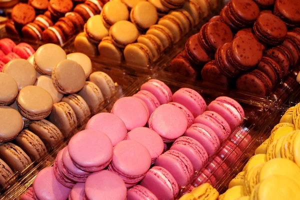 Farbenfrohe traditionelle französische Macarons — Stockfoto